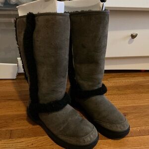 UGG Women's Black and Gray Ankle Boots